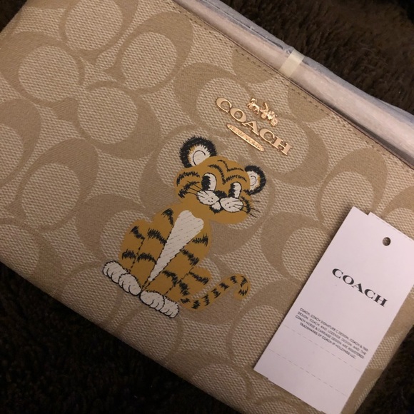 SALE!! NWT Coach RARE Tiger Print Wristlet!! - Picture 2 of 5